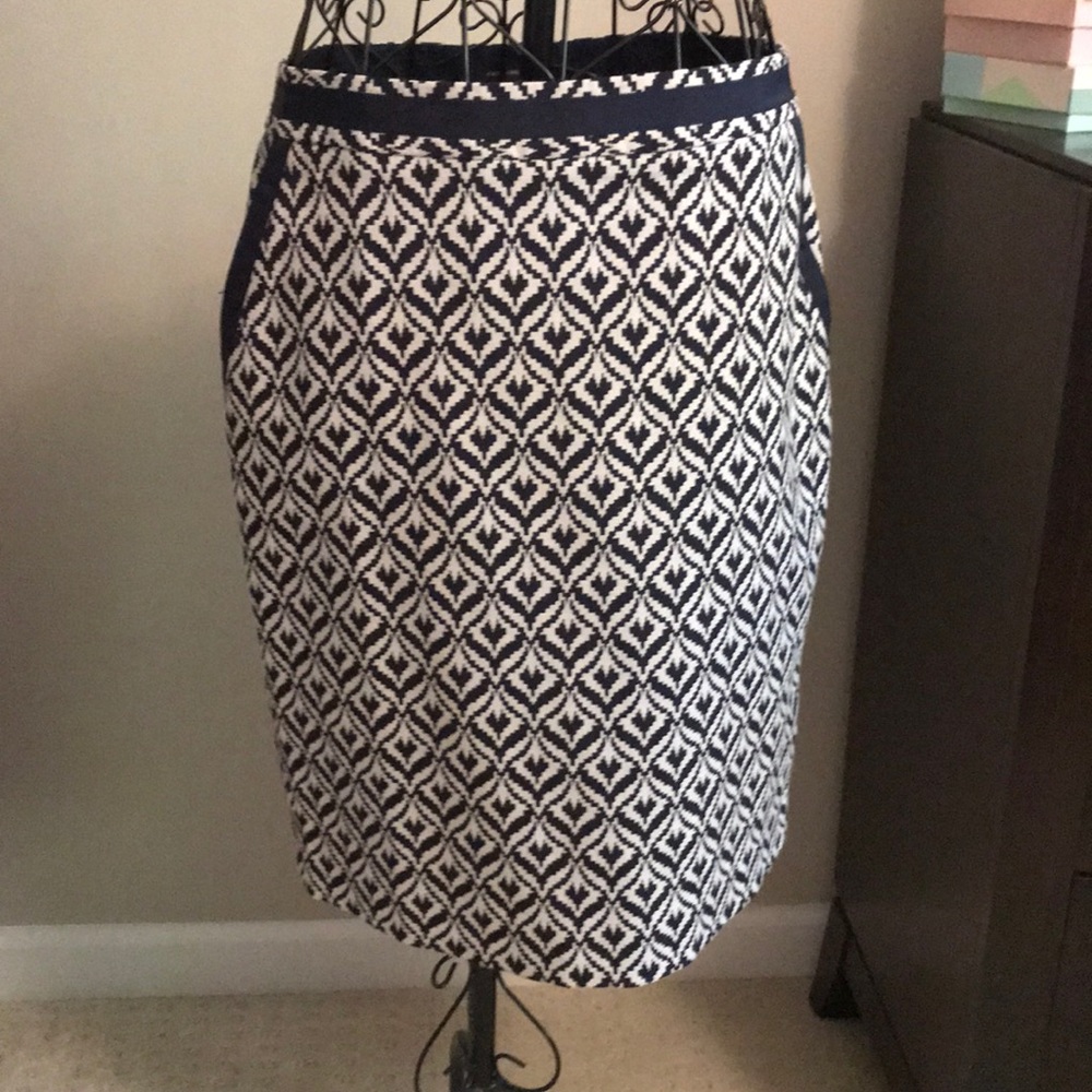 Limited skirt